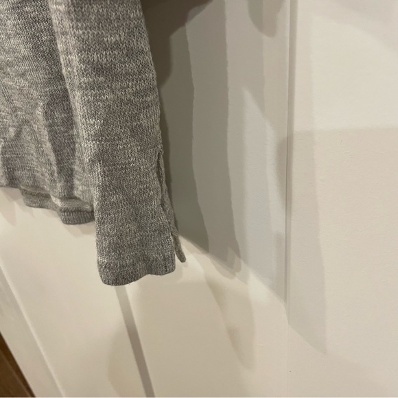 NWT Aerie Light Grey 3/4 Length Sleeve Top - Picture 3 of 5